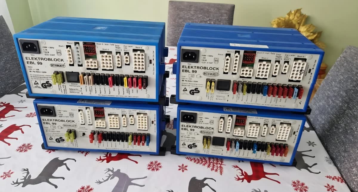 Cuatro Elektroblocks EBL 99 Schaudt probados 24 horas en carga antes del envío