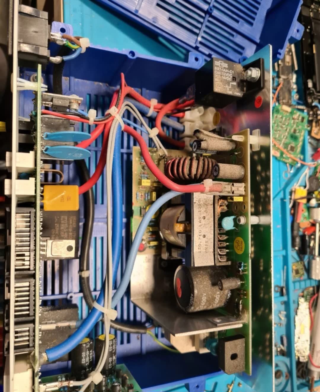 Detalle del relé de acoplo 897-1AH-C1 de 70 A dentro del Elektroblock Schaudt