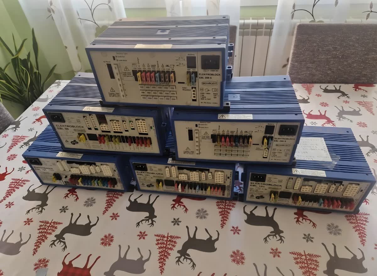 Lote de Elektroblocks Schaudt reparados y listos para enviar a clientes de autocaravana