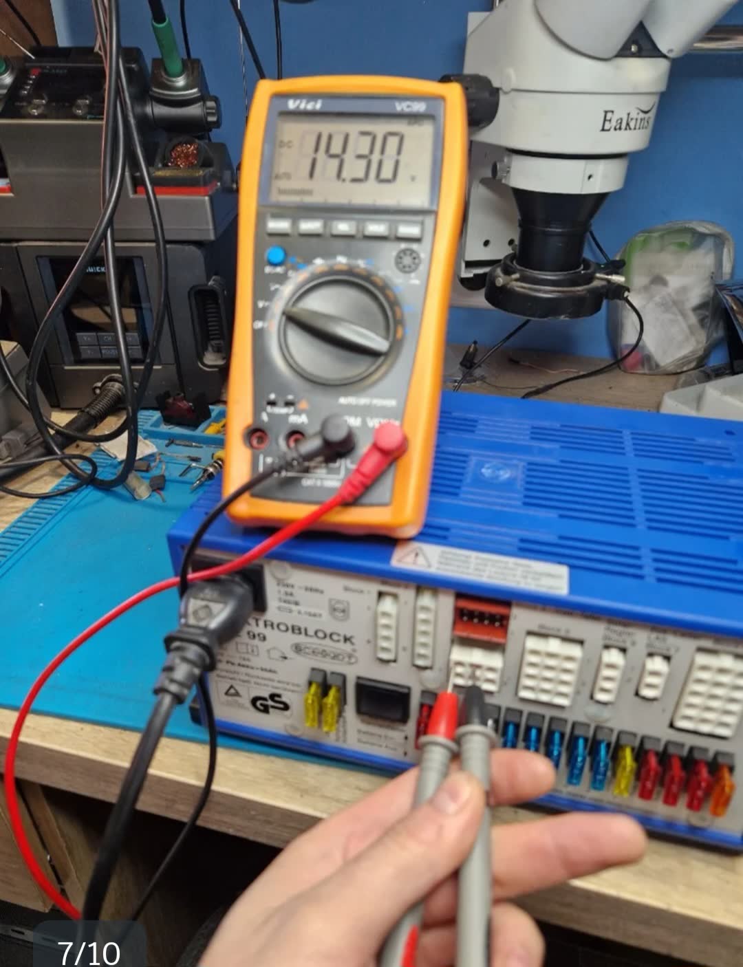 Prueba de carga sobre Elektroblock EBL 99 Schaudt con multímetro Vici — 14,30 V estable