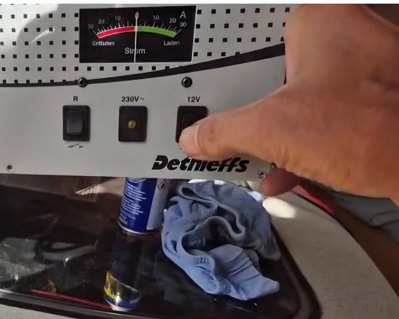 Panel LT de autocaravana con el botón de 12 V que no activa la salida del Elektroblock Schaudt