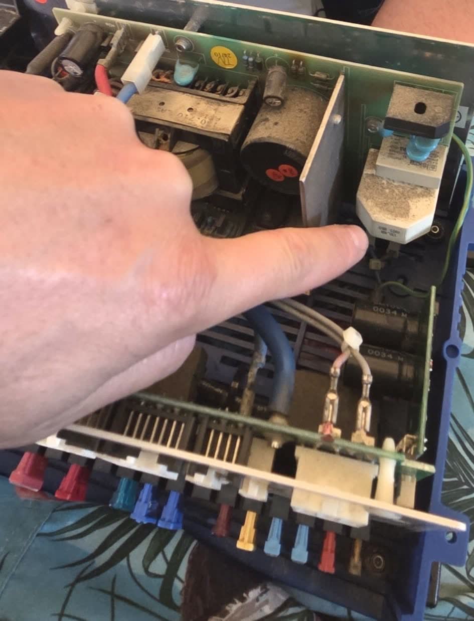 Fusible T 3,15 AT del Elektroblock Schaudt fundido por fallo del rectificador interno
