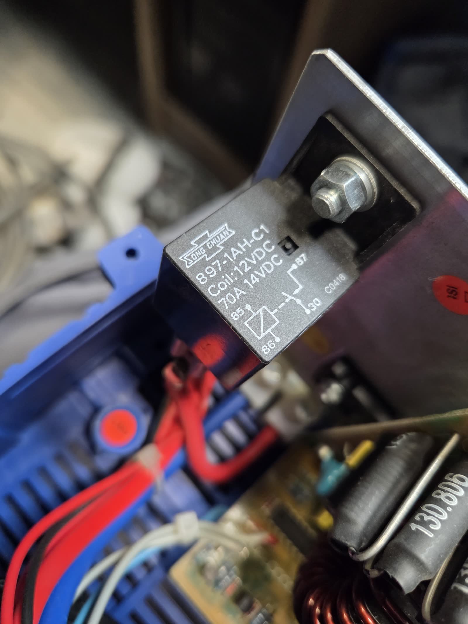 Elektroblock Schaudt con fallo de carga de batería auxiliar en autocaravana — relé de acoplo dañado
