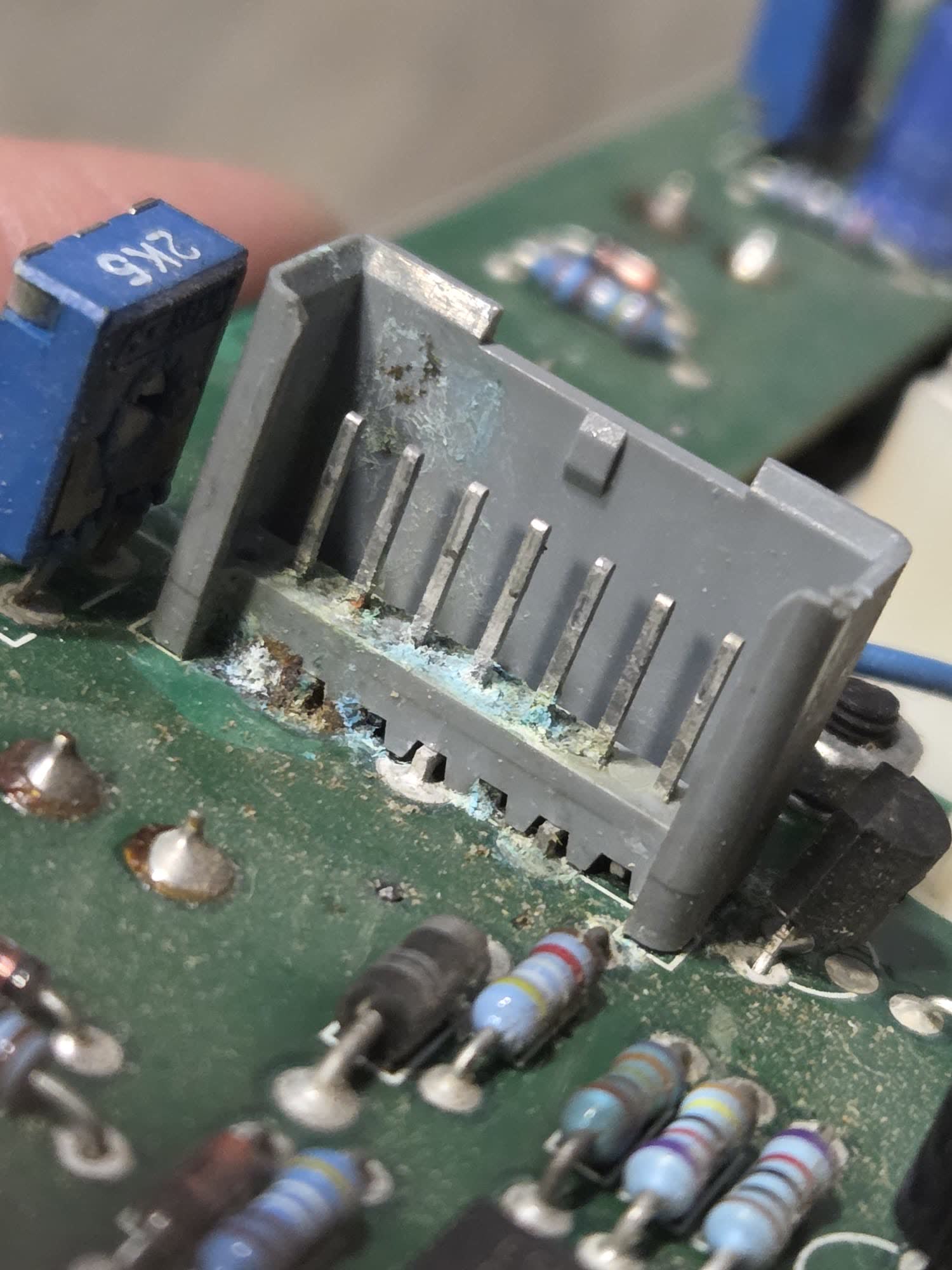 Sulfatación y óxido en los bornes del Elektroblock Schaudt por humedad en autocaravana