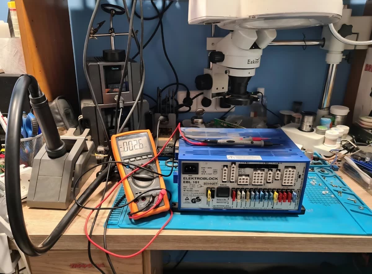 Taller de reparación de Elektroblock con microscopio Eakins y equipamiento profesional